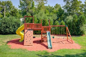 Children's area - Charming lakeside condo with pool, tennis, balcony, & fast WiFi (Laconia)