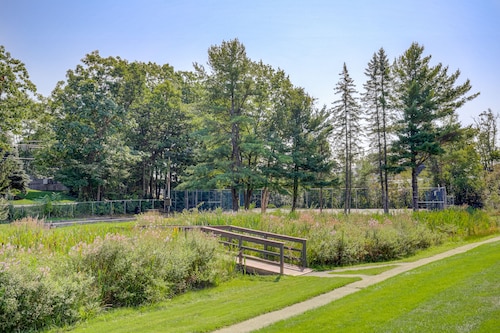 Charming lakeside condo with pool, tennis, balcony, & fast WiFi