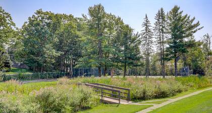 Charming lakeside condo with pool, tennis, balcony, & fast WiFi