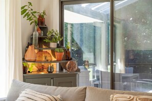Smart TV, fireplace, books, stereo