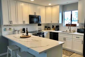 Mikrowelle, Ofen, Geschirrspüler, Wasserkocher mit Kaffee-/Teezubehör