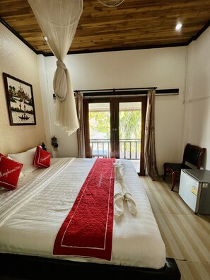 Quarto casal superior | Frigobar, cofres nos quartos, individualmente decorados