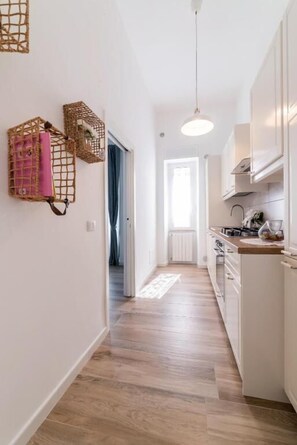 Geladeira, fogão, cooktop, cafeteira/chaleira