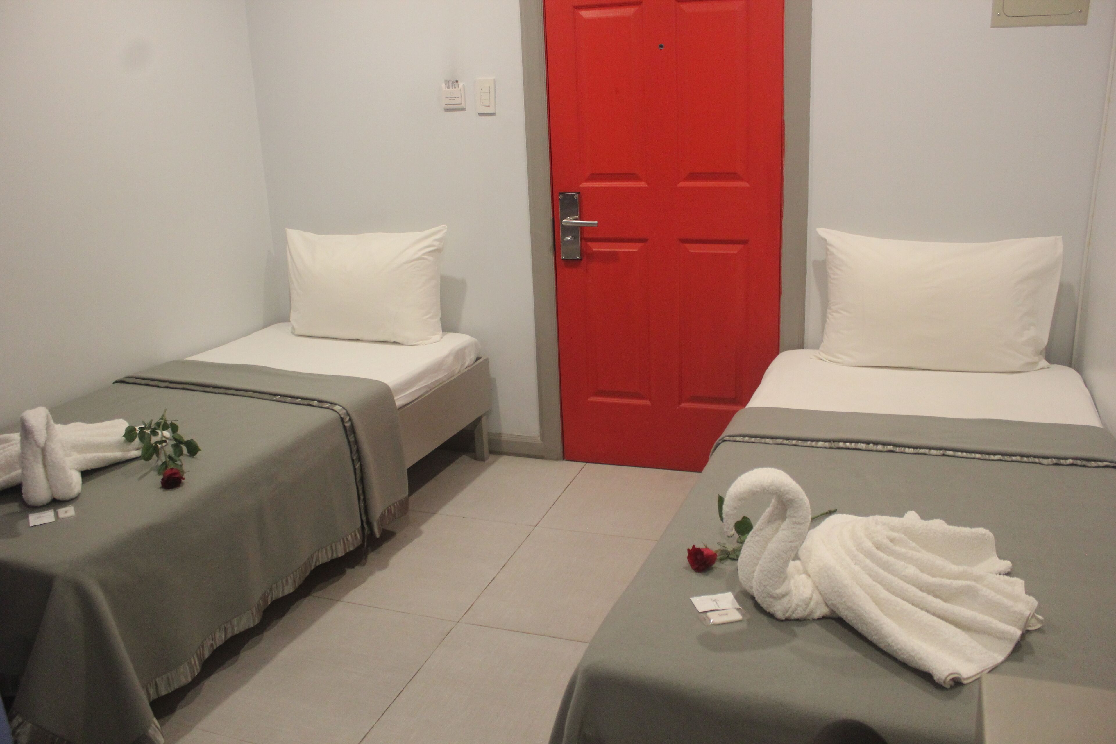 Double Room, Non Smoking | Meja, Wi-fi percuma, cadar katil 