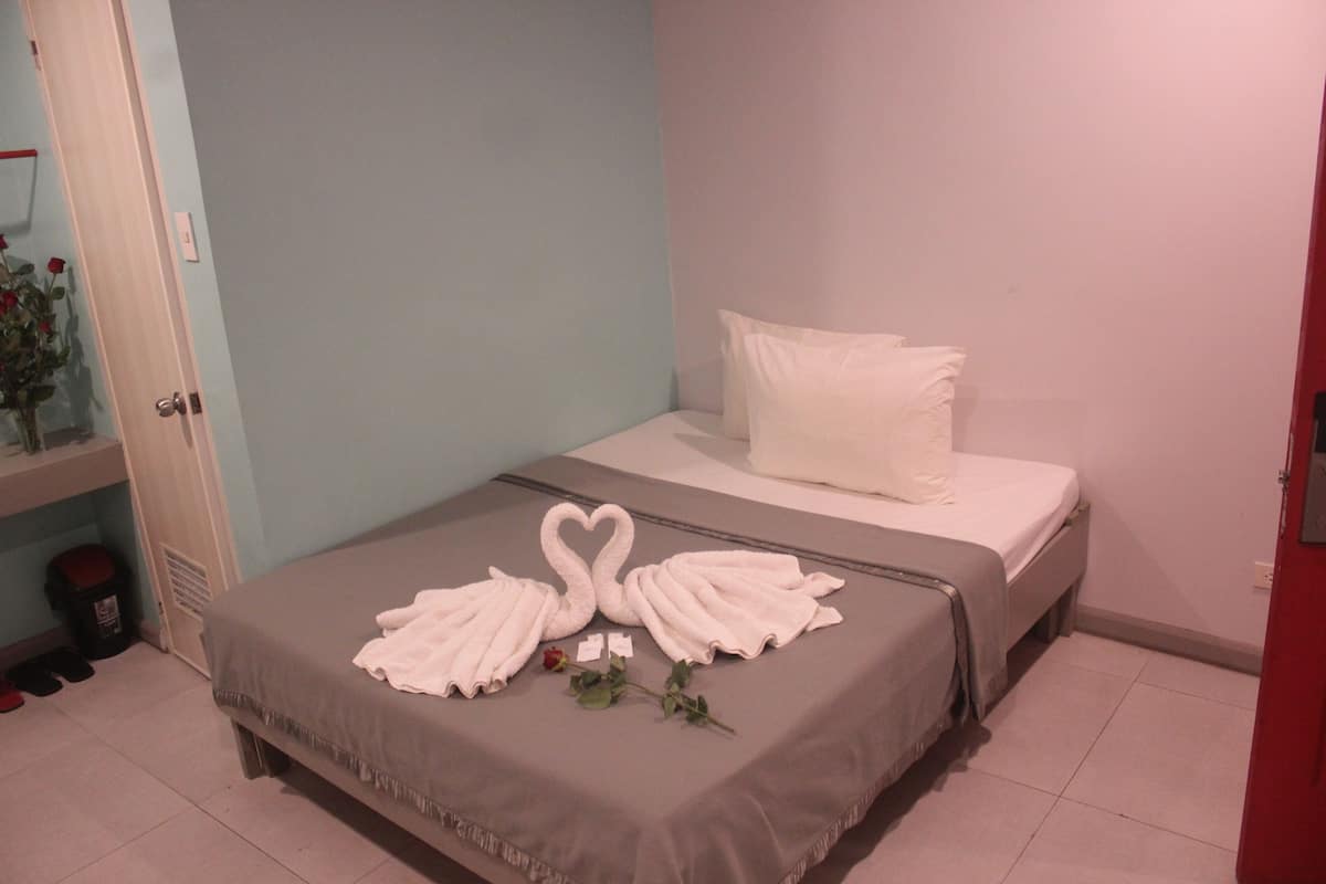 Escritorio, wifi gratis y ropa de cama