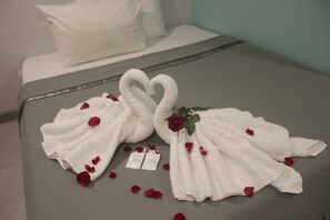 Skrifborð, ókeypis þráðlaus nettenging, rúmföt