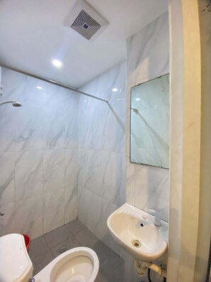 Shower, slippers, bidet, towels - ML SUITES (Cebu City)