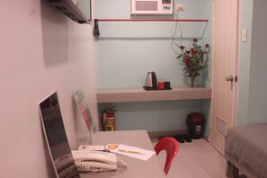 Skrifborð, ókeypis þráðlaus nettenging, rúmföt