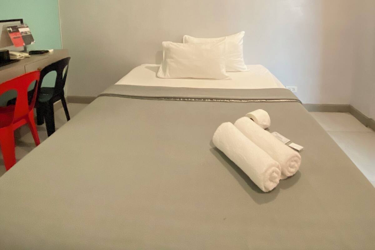 Escritorio, wifi gratis y ropa de cama 
