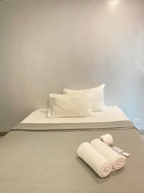Double Room, Non Smoking | Desk, WiFi (free), bed sheets