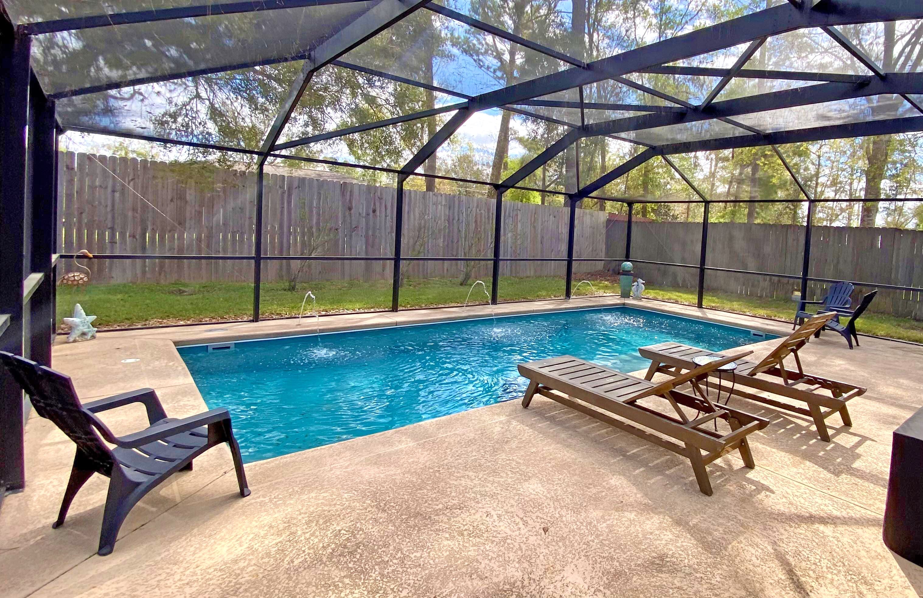 4BR~Private Pool and Hot Tub~5 miles to beach~1 mile to Sportsplex, Close to OWA