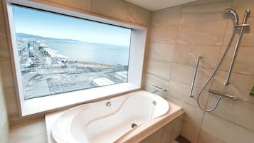 Deluxe suite | Badkamer | Een diep bad, gratis toiletartikelen, een haardroger, pantoffels