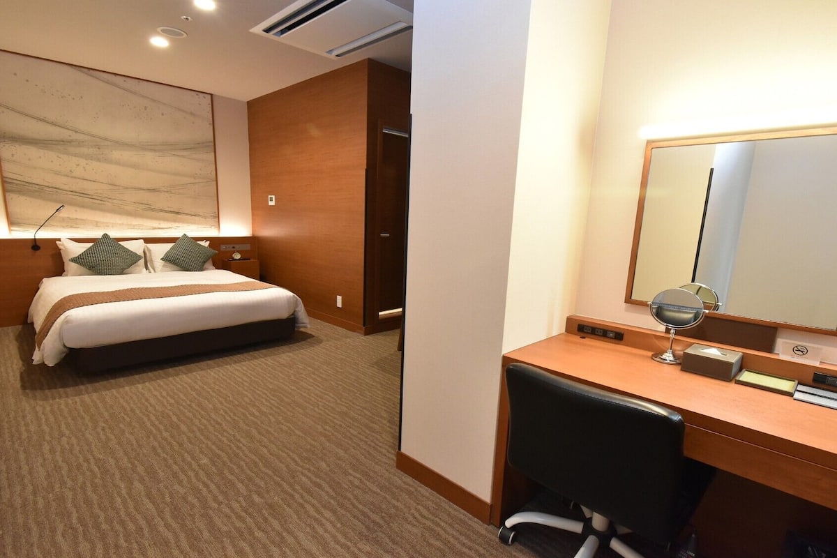 In-room safe, desk, blackout curtains, soundproofing