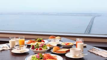 Daily buffet breakfast (JPY 3800 per person)