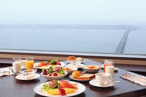 Daily buffet breakfast (JPY 3800 per person)