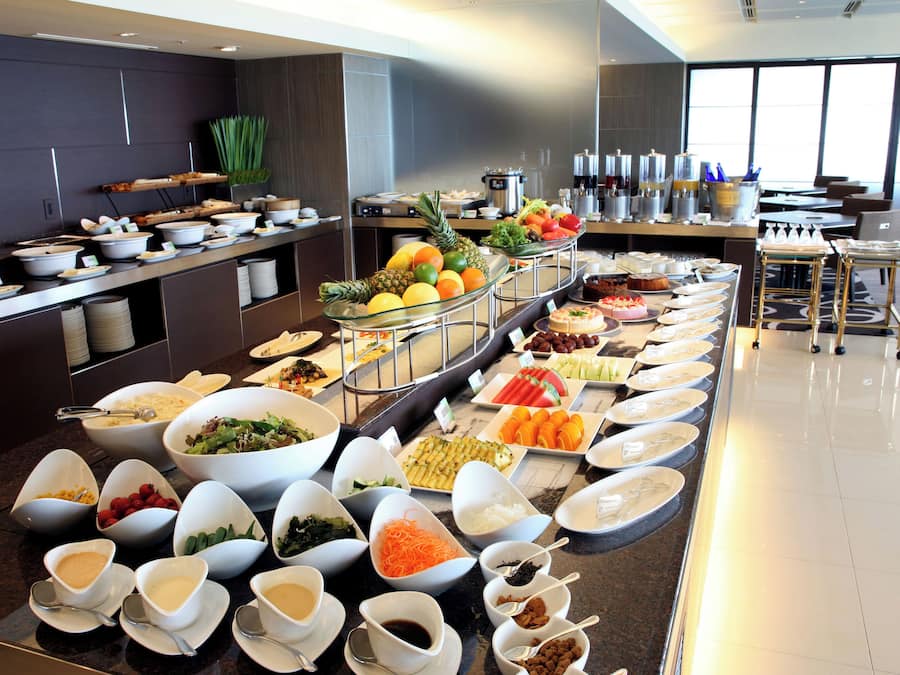 Daily buffet breakfast (JPY 3800 per person)