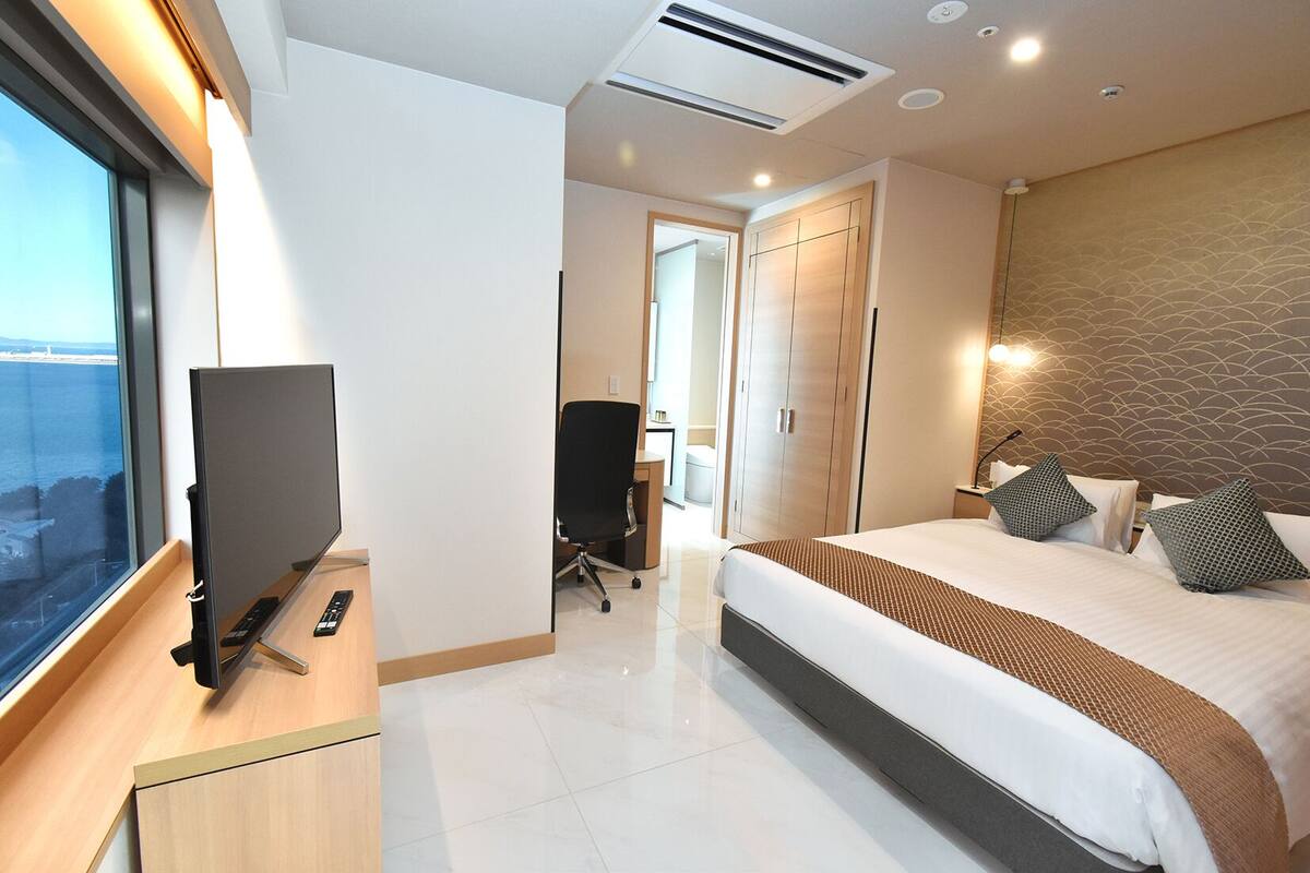 deluxe suite | 1 bedroom, in-room safe, desk, blackout curtains