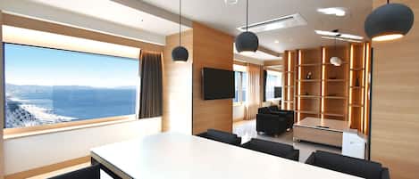 Deluxe-Suite | Wohnbereich | 40-Zoll-Fernseher mit Satellitenempfang