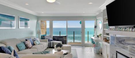 Smart TV, chimenea, mesa de ping pong, libros