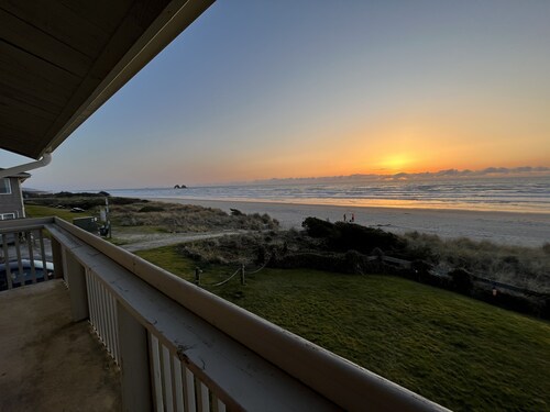 Beachfront Getaway - Stellar Views and Seconds from Town