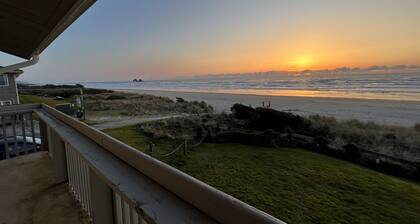Beachfront Getaway - Stellar Views and Seconds from Town