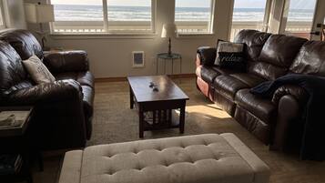 TV connectée, lecteur de DVD, livres, espaces bureaux