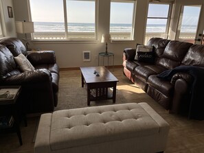 Smart TV, DVD player, books, offices - Beachfront Getaway - Stellar Views and Seconds from Town (Rockaway Beach)