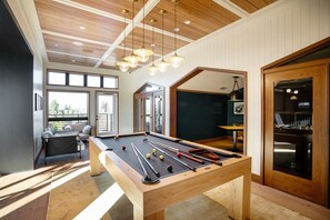 Game room - Lovely Mountain View 1BR w/ Gym, Pool & W/D, nr 84 & 101, by Blueground (Mountain View)