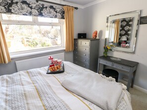 3 bedrooms, individually decorated, individually furnished, free WiFi - 1 Gloucester Way (Pembroke Dock)