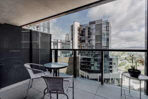 Outdoor dining - Modern Convenient 2-Bed with Lakeside View (Belconnen)