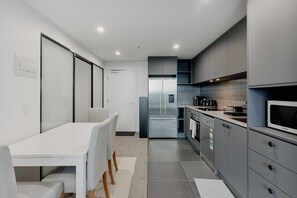 Fridge, microwave, oven, dishwasher - Modern Convenient 2-Bed with Lakeside View (Belconnen)