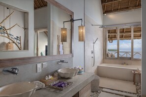 Suite Ocean View with Daily Afternoon Tea | Badezimmer | Kostenlose Toilettenartikel, Haartrockner, Bademäntel, Hausschuhe