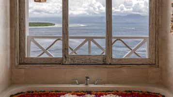 Suite Ocean View with Daily Afternoon Tea | 1 sovrum, sängtillbehör av högsta kvalitet, duntäcken och bäddmadrasser