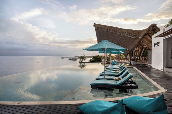 Utendørsbasseng og solsenger