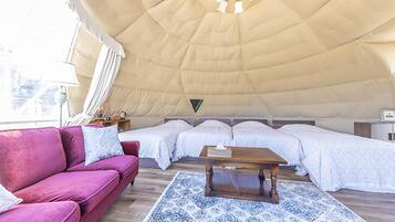 Un interior acogedor con una cama grande, un sofá y una mesa de madera.