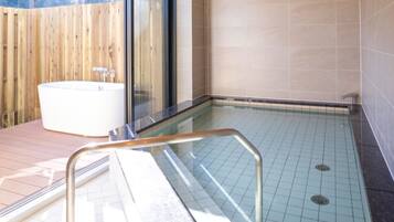 Bañera y ducha independientes, bañera profunda