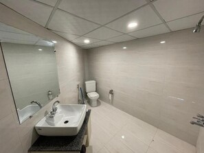 Secador de pelo, zapatillas y toallas