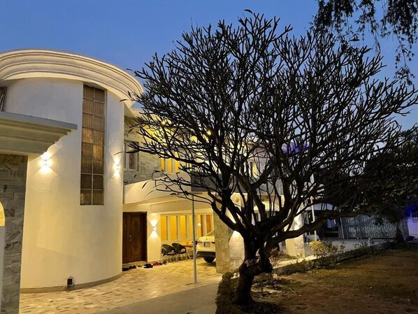 Fachada del alojamiento - Noche