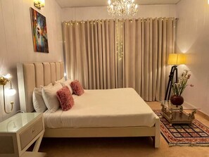 Habitación Deluxe doble | Escritorio, tabla de planchar con plancha, wifi gratis