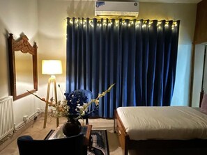 Escritorio, tabla de planchar con plancha, wifi gratis