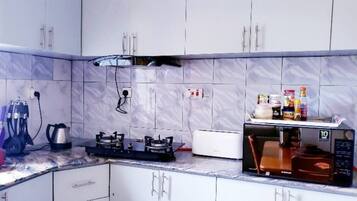 Frigorifero, microonde, bollitore elettrico, tostapane