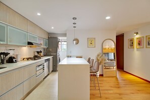 Réfrigérateur, micro-ondes, four, plaque de cuisson