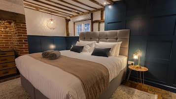 5 bedrooms, desk, soundproofing, iron/ironing board