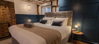 Historic Riverside Retreat ~ Walk to Pubs ~Garden