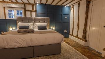 5 bedrooms, desk, soundproofing, iron/ironing board