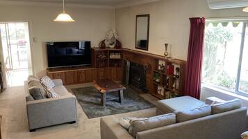 Smart TV, fireplace, stereo