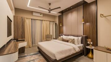 Junior Suite | Minibar, in-room safe, individually furnished, desk