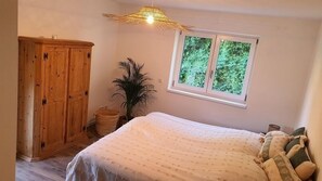 1 bedroom, bed sheets
