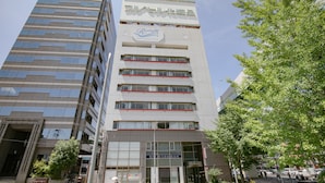 Um edifício de vários andares com uma placa chamativa para 'Realism'.