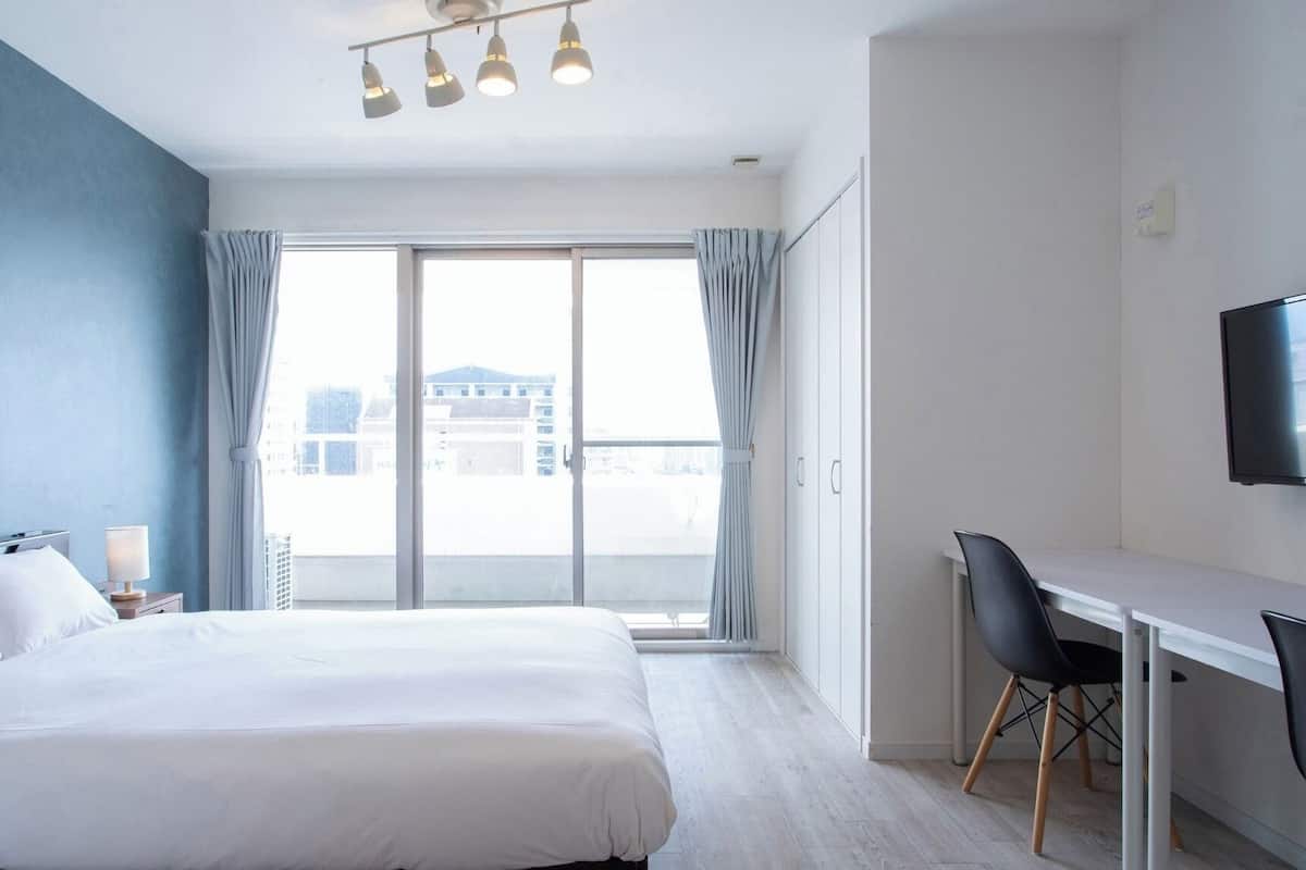 Soundproofing, free WiFi, bed sheets